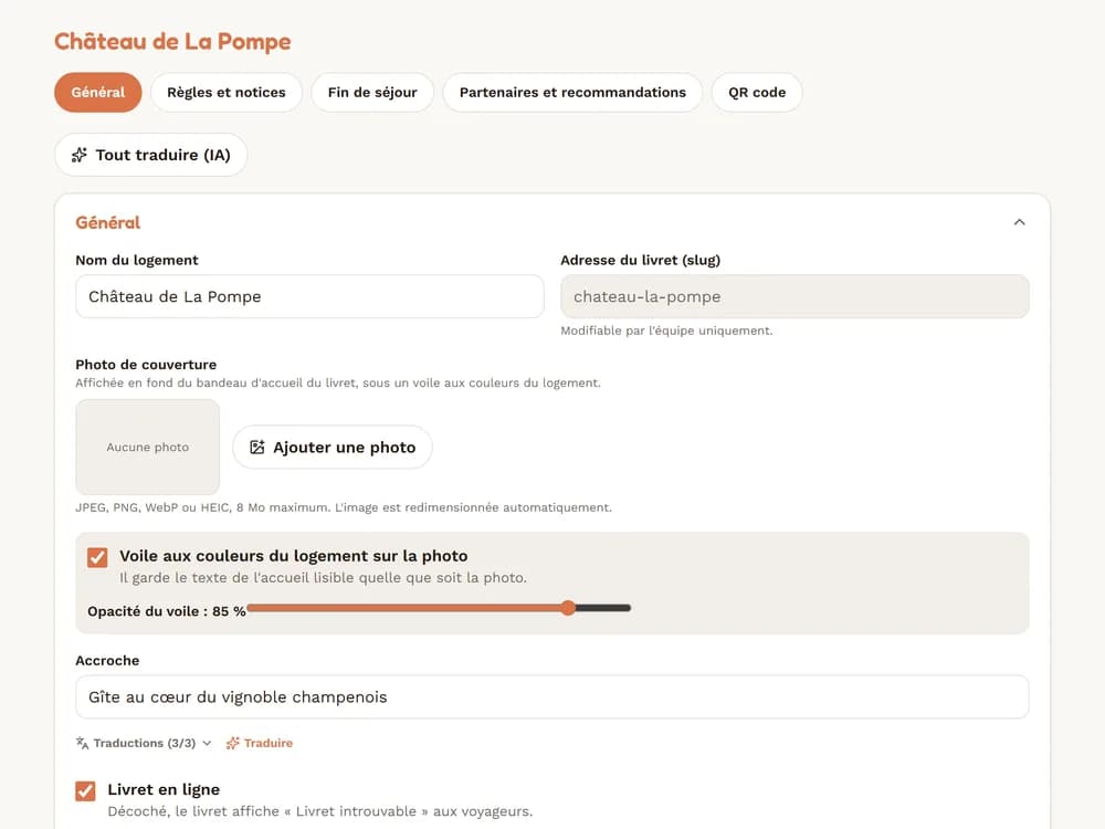 L'éditeur de la fiche logement : nom, photo, accroche traduite en un clic, langues proposées
